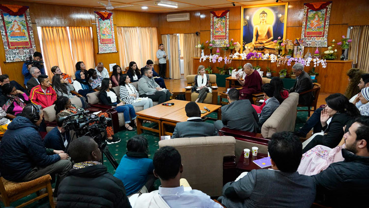 Вид на зал собраний резиденции Его Святейшества Далай-ламы во время встречи с участниками программы «Юные лидеры» Института мира США. Фото: дост. Тензин Джампхел.