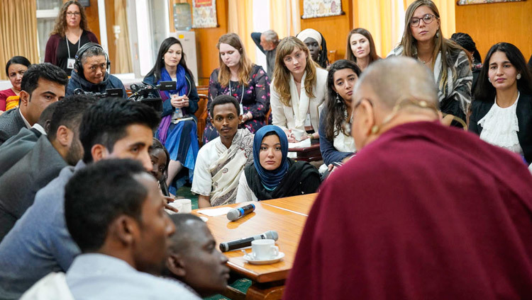 Во время перерыва на чай Его Святейшество Далай-лама беседует с участниками программы «Юные лидеры» Института мира США. Фото: дост. Тензин Джампхел.