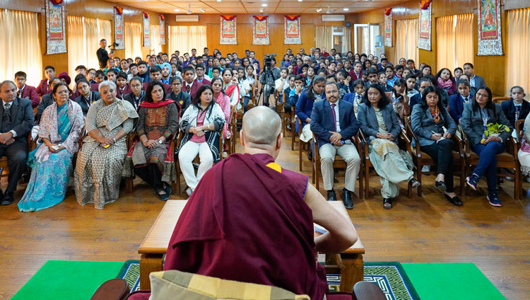 Его Святейшество Далай-лама дарует наставления 140 школьникам и их преподавателям из 14 старших школ Индии и других стран мира во время встречи, организованной в его резиденции в Дхарамсале. Фото: дост. Тензин Джампхел.
