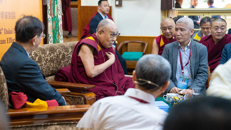 Его Святейшество Далай-лама выступает со вступительным словом в начале первого дня диалога с китайскими квантовыми физиками, организованного в главном тибетском храме. Фото: дост. Тензин Джампхел.