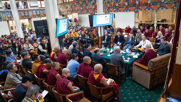 Вид на зал собраний главного тибетского храма во время выступления Его Святейшества Далай-ламы в начале первого дня диалога с китайскими квантовыми физиками. Фото: дост. Тензин Джампхел.