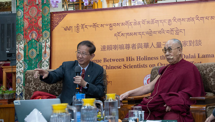 Профессор Ли Юаньчжэ представляет участников диалога Его Святейшеству Далай-ламе. Фото: дост. Тензин Джампхел.