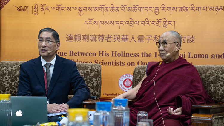 Профессор Альберт М. Чан приветствует собравшихся в начале второго дня диалога Его Святейшества Далай-ламы с китайскими учеными. Фото: дост. Тензин Джампхел.