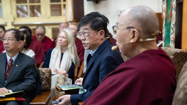 Доктор Тин Ко Ли выступает с докладом о сверхпроводимости в ходе второго дня диалога Его Святейшества Далай-ламы с китайскими учеными. Фото: дост. Тензин Джампхел.
