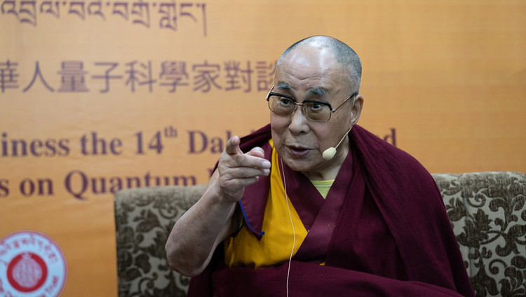 Его Святейшество Далай-лама выступает с обращением во время второго дня диалога с китайскими учеными. Фото: дост. Тензин Джампхел.