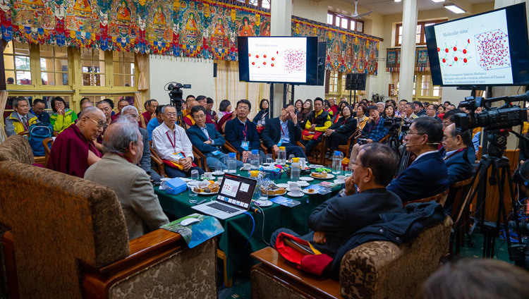 Профессор Чун Юань Моу выступает с докладом о воде во время второго дня диалога Его Святейшества Далай-ламы с китайскими учеными. Фото: дост. Тензин Джампхел.