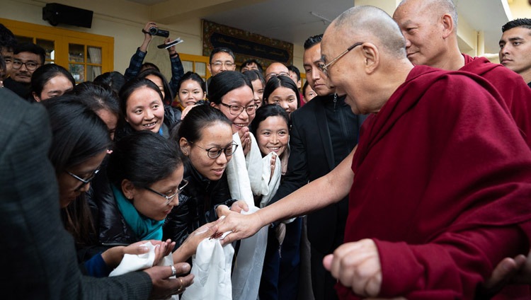 По завершении второго дня диалога с китайскими учеными Его Святейшество Далай-лама пожимает руки верующим, собравшимся во дворе главного тибетского храма. Фото: дост. Тензин Джампхел.