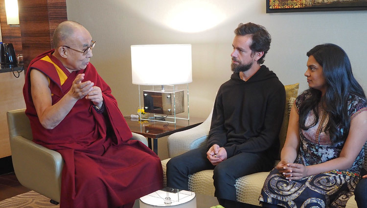 Его Святейшество Далай-лама во время встречи с Джеком Дорси, основателем и главным исполнительным директором «Твиттера». Фото: Джереми Рассел.