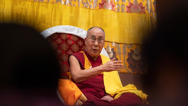 Его Святейшество Далай-лама во время первого дня учений в конференц-центре «Пасифико Йокогама», на которые собралось более 5000 верующих. Фото: Тензин Чойджор.