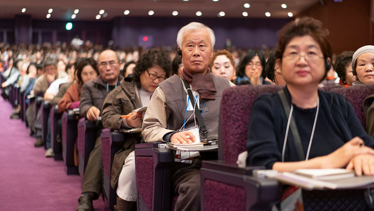 Некоторые из более чем 5000 верующих, собравшихся в конференц-центре «Пасифико Йокогама» на учения Его Святейшества Далай-ламы. Фото: Тензин Чойджор.