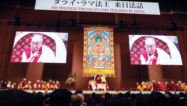 Вид на сцену конференц-центра «Пасифико Йокогама» во время учений Его Святейшества Далай-ламы. Фото: Тензин Джигме.