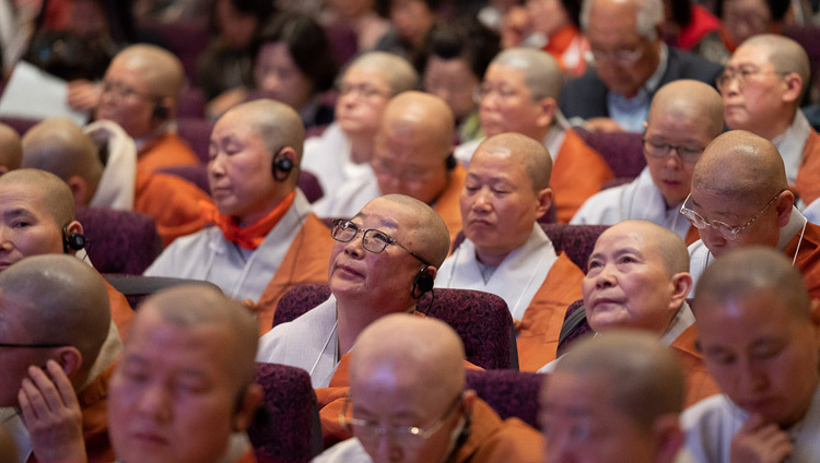 Члены монашеского сообщества Кореи слушают учения Его Святейшества Далай-ламы в конференц-центре «Пасифико Йокогама». Фото: Тензин Чойджор.