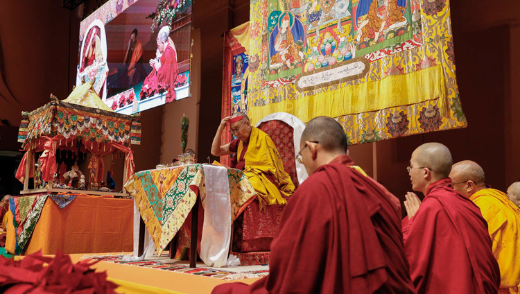 Его Святейшество Далай-лама выполняет подготовительные ритуалы для посвящения Авалокитешвары. Фото: Тензин Джигме.