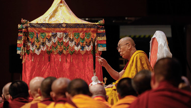 Его Святейшество Далай-лама во время заключительного дня учений в конференц-центре «Пасифико Йокогама». Фото: Тензин Джигме.