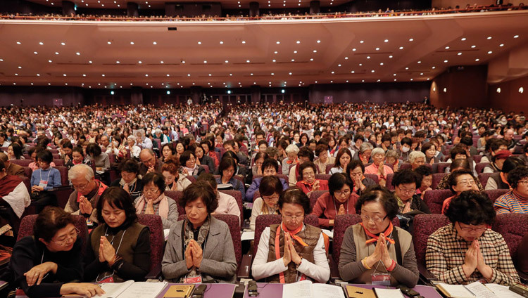 Верующие слушают учения Его Святейшества Далай-ламы в конференц-центре «Пасифико Йокогама». Фото: Тензин Джигме.