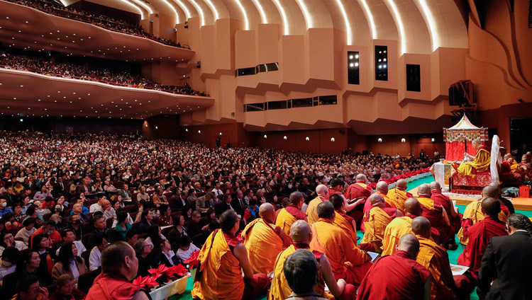 Во время заключительного дня учений в конференц-центре «Пасифико Йокогама» Его Святейшество Далай-лама дарует посвящение Авалокитешвары. Фото: Тензин Джигме.