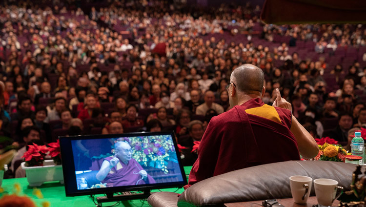 Его Святейшество Далай-лама выступает со вступительным словом в начале диалога между современной и буддийской наукой. Фото: Тензин Чойджор.