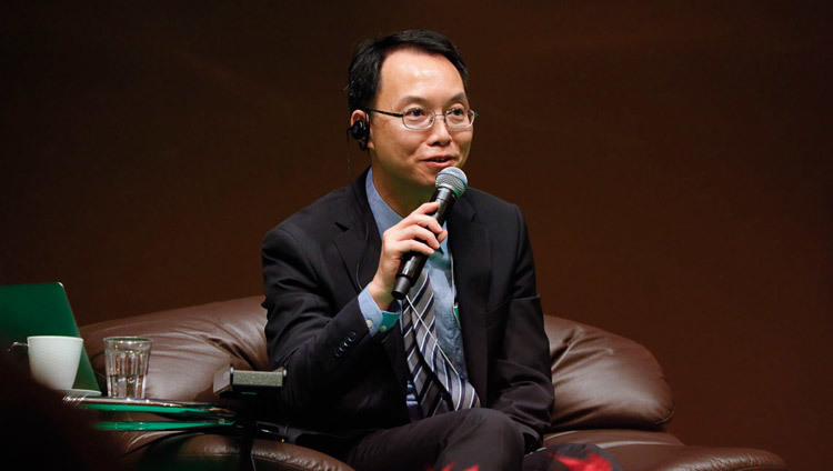 Чун-Сунь Чу, квантовый физик из Тайваня, выступает с докладом об устройстве вселенной во время диалога между современной и буддийской наукой. Фото: Тензин Джигме.