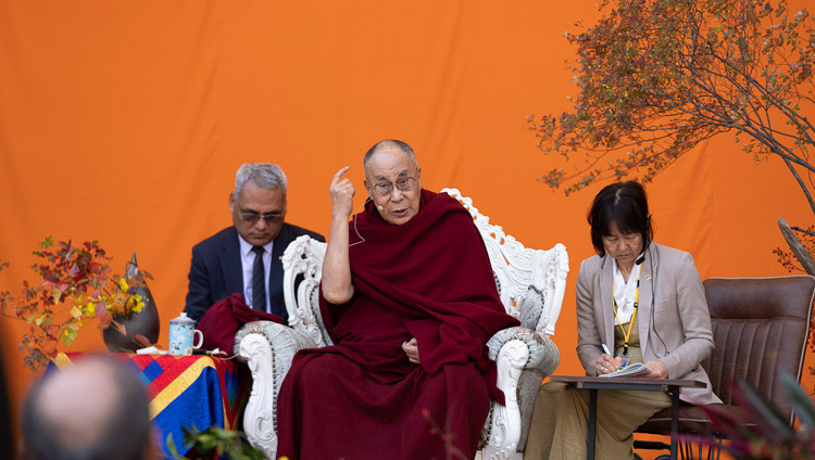Его Святейшество Далай-лама выступает с публичной лекцией в концертном зале под открытым небом «Хибия». Фото: Тензин Чойджор.