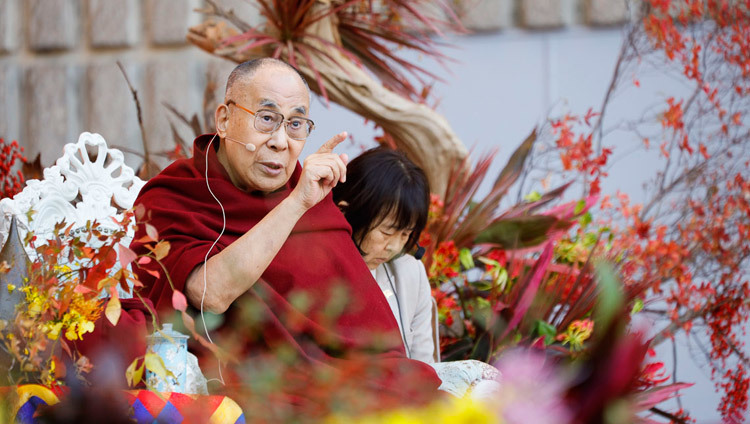 Его Святейшество Далай-лама выступает с публичной лекцией в концертном зале под открытым небом «Хибия». Фото: Тензин Джигме.