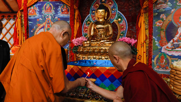 Его Святейшество Далай-лама возжигает масляную лампаду по прибытии в храм буддийского института «Шераб Кьецел Линг». Тиба, Япония. Фото: Тензин Джигме.