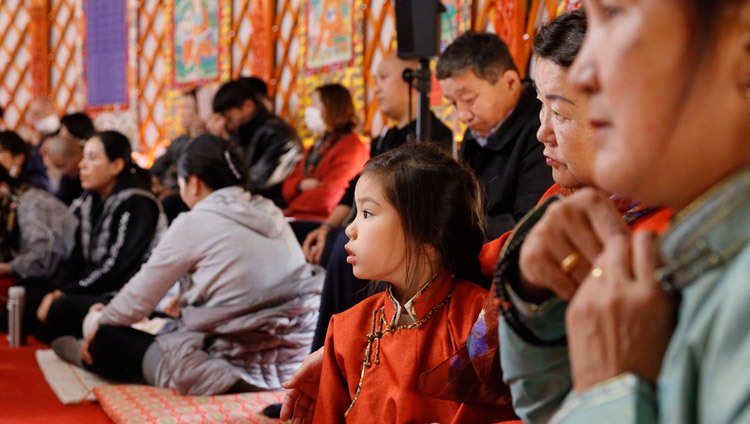 Верующие слушают наставления Его Святейшества Далай-ламы во время торжественного открытия института «Шераб Кьецел Линг». Тиба, Япония. Фото: Тензин Джигме.