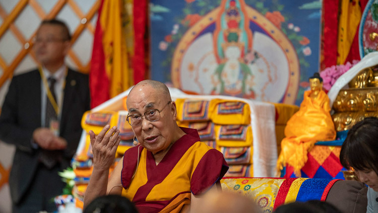 Его Святейшество Далай-лама выступает с обращением во время торжественного открытия института «Шераб Кьецел Линг». Тиба, Япония. Фото: Тензин Чойджор.