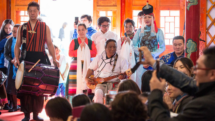 Тибетские и монгольские музыканты совершают музыкальное подношение по завершении торжественного открытия института «Шераб Кьецел Линг». Тиба, Япония. Фото: Тензин Джигме.