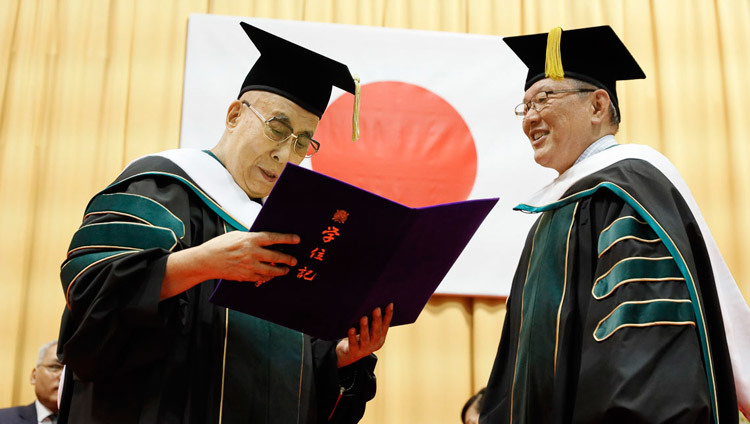 Мототака Хироике, президент университета Рейтаку, вручает Его Святейшеству Далай-ламе диплом почетного доктора литературы. Фото: Тензин Джигме.