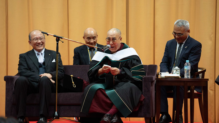 Его Святейшество Далай-лама выступает с обращением во время визита в университет Рейтаку. Фото: Тензин Чойджор.