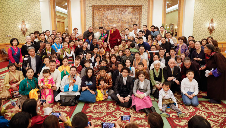 Его Святейшество Далай-лама позирует для совместного фото по завершении встречи с представителями тибетского и бутанского сообществ. Фото: Тензин Чойджор.