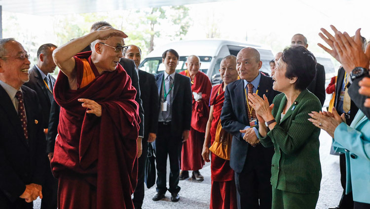 Его Святейшество Далай-лама прибывает в здание японского парламента на встречу с членами Всепартийной парламентской группы в поддержку Тибета. Фото: Тензин Джигме.