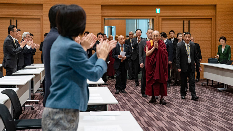 Его Святейшество Далай-лама прибывает на официальную встречу с членами Всепартийной парламентской группы в поддержку Тибета, организованную в здании японского парламента. Фото: Тензин Чойджор.