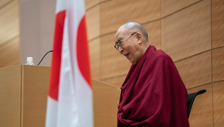 Его Святейшество Далай-лама выступает с обращением во время встречи с членами Всепартийной парламентской группы в поддержку Тибета. Фото: Тензин Чойджор.