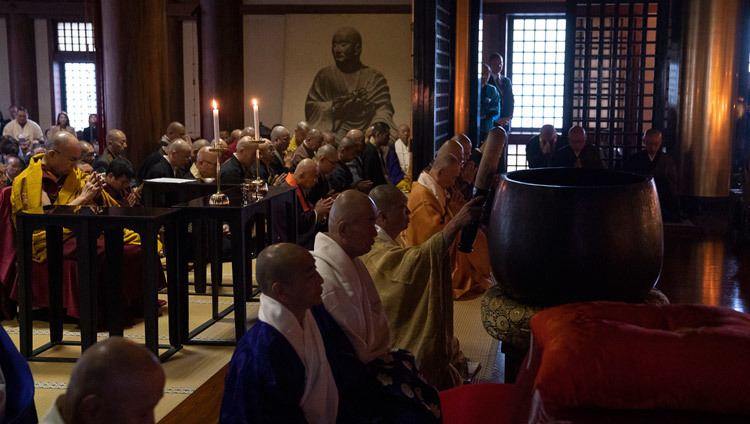 Его Святейшество Далай-лама принимает участие в молебне в храме Точодзи. Фото: Тензин Чойджор.
