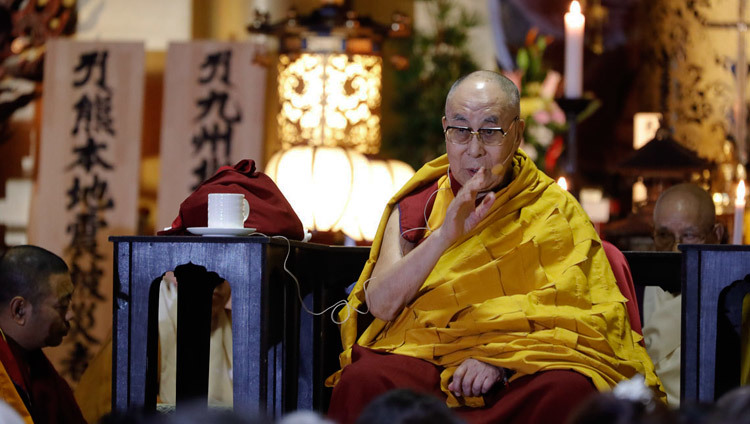 Его Святейшество Далай-лама дарует наставления в храме Точодзи. Фото: Тензин Джигме.