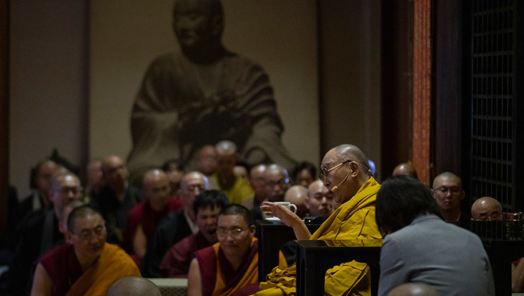 Его Святейшество Далай-лама отвечает на вопросы слушателей во время учения в храме Точодзи. Фото: Тензин Чойджор.