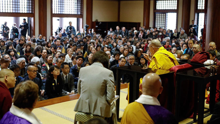 Его Святейшество Далай-лама отвечает на вопросы слушателей во время учения в храме Точодзи. Фото: Тензин Джигме.