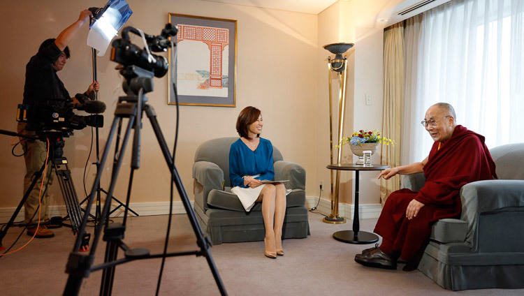 Журналистка японской центральной телерадиокомпании «Эн-Эйч-Кей» Рина Ямасава берет интервью у Его Святейшества Далай-ламы. Фото: Тензин Джигме.