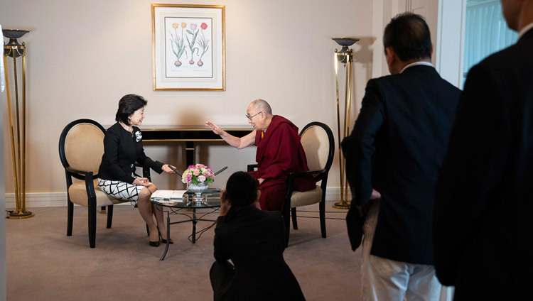 Йошико Сакураи, президент Японского института государственных основ, берет интервью у Его Святейшества Далай-ламы. Фото: Тензин Чойджор.