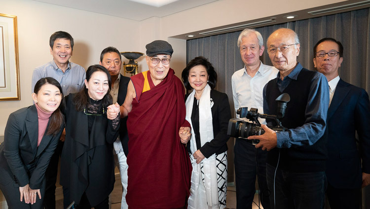 Его Святейшество Далай-лама фотографируется со съемочной группой по завершении беседы с Йошико Сакураи, президентом Японского института государственных основ. Фото: Тензин Чойджор.
