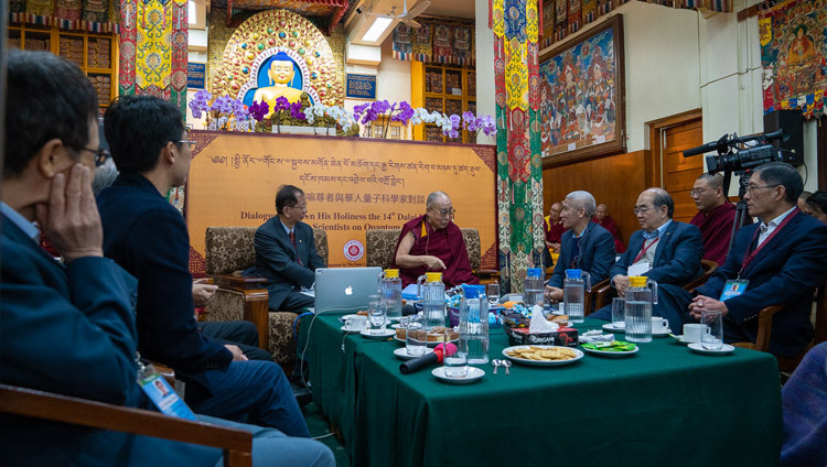 Его Святейшество Далай-лама отвечает на вопросы докладчиков во время третьего дня диалога с китайскими квантовыми физиками, организованного в главном тибетском храме. Фото: дост. Тензин Джампхел.