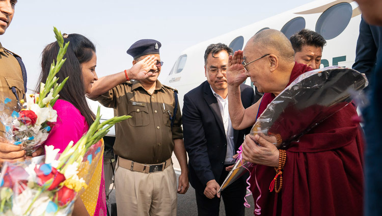 Его Святейшество Далай-лама по прибытии в аэропорт Фаррукхабада. Фото: Тензин Чойджор.
