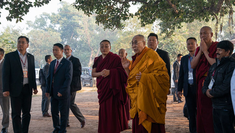 Его Святейшество Далай-лама возносит молитвы по прибытии к месту археологических раскопок, на котором раньше располагалась буддийская ступа. Фото: Лобсанг Церинг.