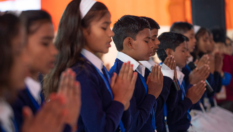 Школьники читают Мангалу-сутту на языке пали в начале первого дня учений Его Святейшества Далай-ламы, организованных по просьбе Молодежного буддийского общества Индии. Фото: Лобсанг Церинг.