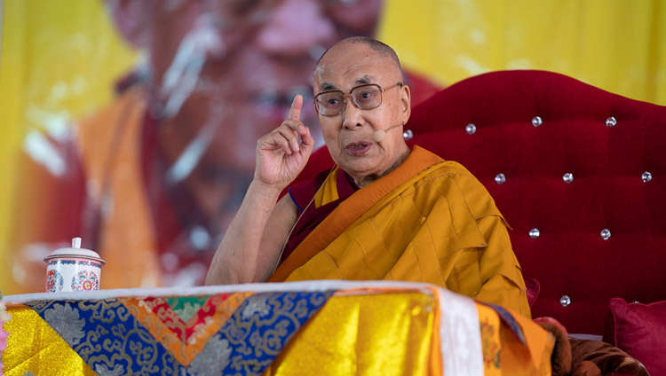 Его Святейшество Далай-лама во время первого дня учений, организованных по просьбе Молодежного буддийского общества Индии. Фото: Лобсанг Церинг.