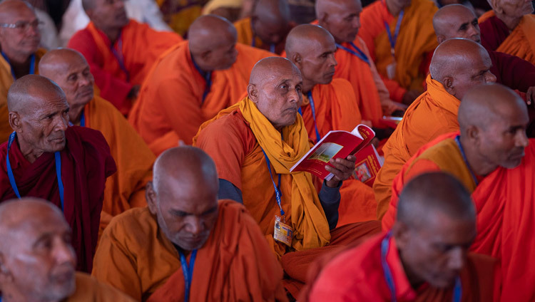 Члены индийского буддийского монашеского сообщества слушают учения Его Святейшества Далай-ламы. Фото: Лобсанг Церинг.
