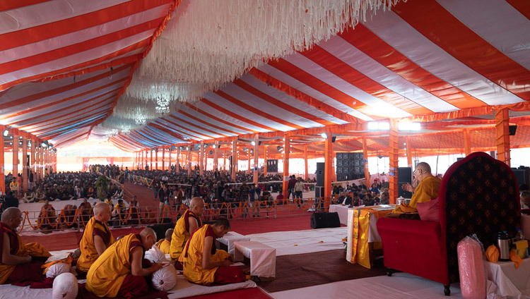 Вид на павильон, установленный для проведения учений Его Святейшества Далай-ламы, на которые собралось более 15 000 человек. Фото: Лобсанг Церинг.