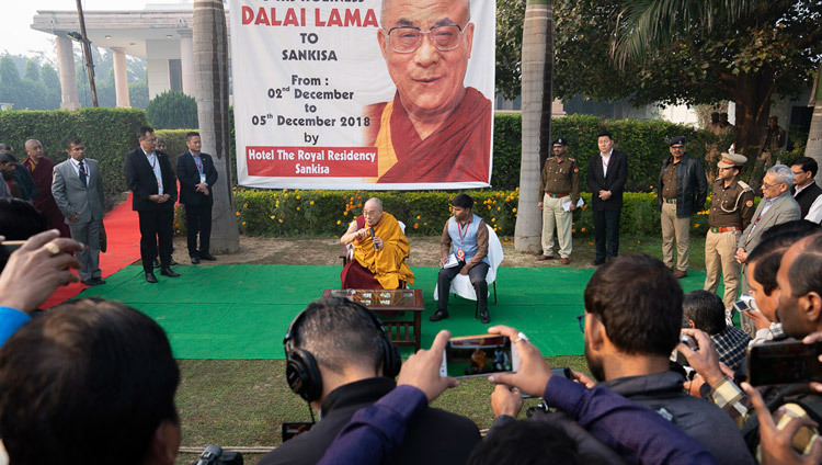Его Святейшество Далай-лама отвечает на вопросы журналистов во время встречи, организованной на лужайке перед его отелем. Фото: Лобсанг Церинг.