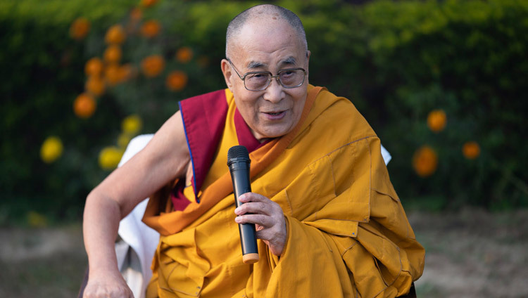 Его Святейшество Далай-лама во время встречи с журналистами, организованной на лужайке перед его отелем. Фото: Лобсанг Церинг.
